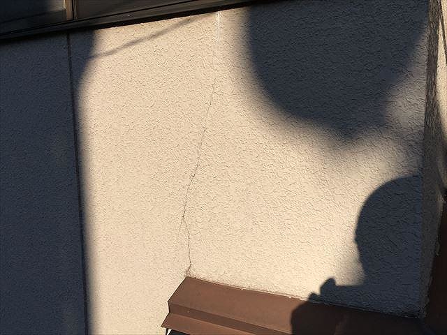 庇の角から最ディンボードにひび